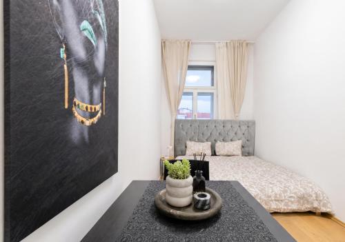 Elegant 4BR Apt, Prime Location Near Westbahnhof