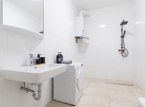Elegant 4BR Apt, Prime Location Near Westbahnhof