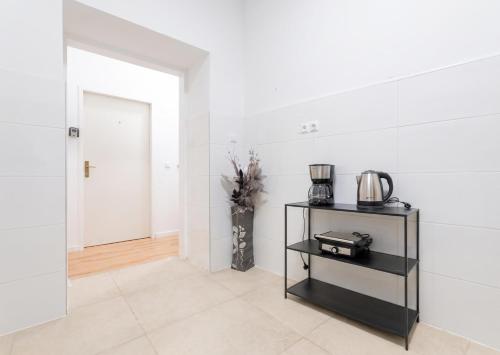 Elegant 4BR Apt, Prime Location Near Westbahnhof