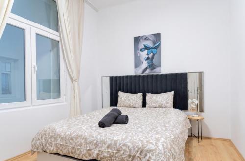 Elegant 4BR Apt, Prime Location Near Westbahnhof