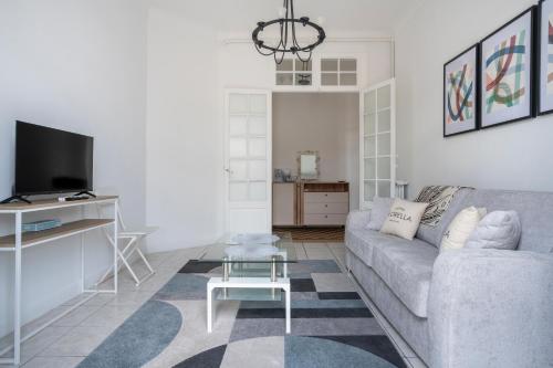 LES TOMETTES D'ANTAN avec balcon en plein Cannes