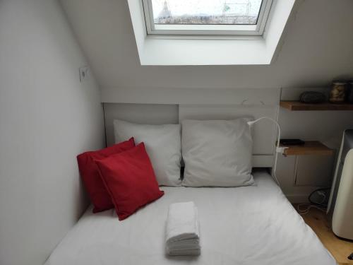 Vue sur Paris sur la Place Maubert Joli studio tout équipé neuf calme clair Climatisation Ascenseur