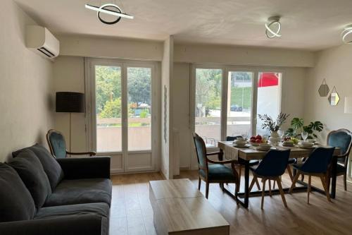 Family apartment with terrace near the sea