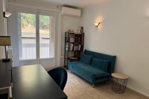 Family apartment with terrace near the sea