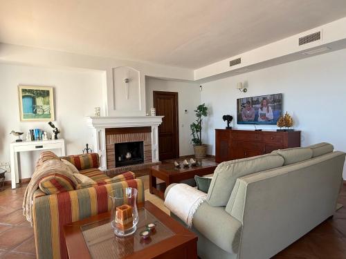 Private pool, sea views, near beach