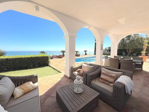 Private pool, sea views, near beach