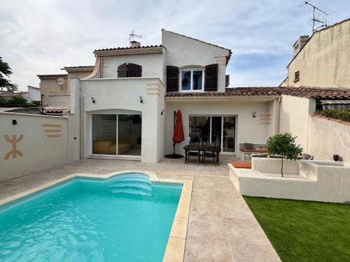 Magnifique villa moderne Piscine privée, À 900m de la mer, 8 couchages, 4 chambres, 2SDB, 2wc, Parking