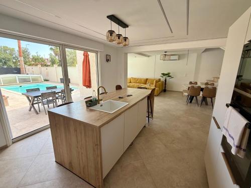 Magnifique villa moderne Piscine privée, À 900m de la mer, 8 couchages, 4 chambres, 2SDB, 2wc, Parking