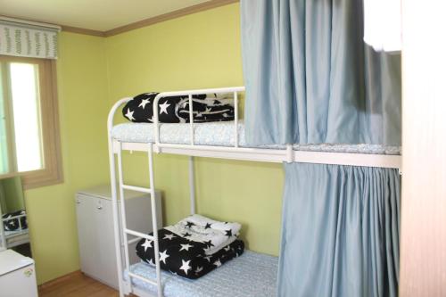 um quarto com 2 beliches num quarto em Dadam Guesthouse em Yeosu