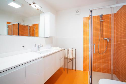 ein Bad mit einer Dusche, einem WC und einem Waschbecken in der Unterkunft Argegno Pool apartment in Argegno