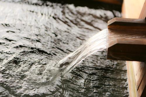 a stream of water coming out of a water fountain at 旅館かわな -Ryokan Kawana- in Kimitsu