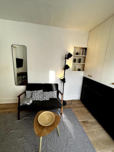 Studio moderne, calme idéal pour mobilité, télétravail, études, proche métro, commerces, bistrots parisien et tout monuments parisiens