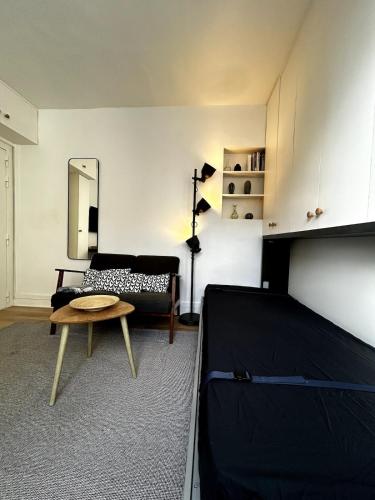 Studio moderne, calme idéal pour mobilité, télétravail, études, proche métro, commerces, bistrots parisien et tout monuments parisiens