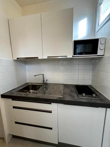 Studio moderne, calme idéal pour mobilité, télétravail, études, proche métro, commerces, bistrots parisien et tout monuments parisiens