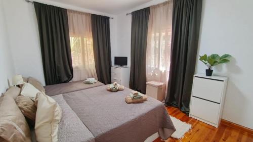 House - Sleeps 8 - Hot Tub - Beach Access