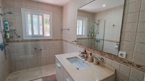 House - Sleeps 8 - Hot Tub - Beach Access