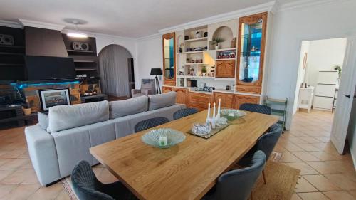 House - Sleeps 8 - Hot Tub - Beach Access