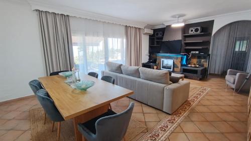 House - Sleeps 8 - Hot Tub - Beach Access