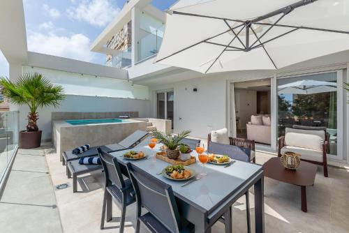 797 HOLIDAY RENTALS - Lujoso piso con piscina privada