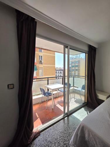 HABITACIÓN PRIVADA SUPER GRANDE CON BALCON GRANDE EN EL CENTRO DE MALAGA LA MEJOR ZONA JUSTO ENFRENTE DELA ESTACION DE TREN a