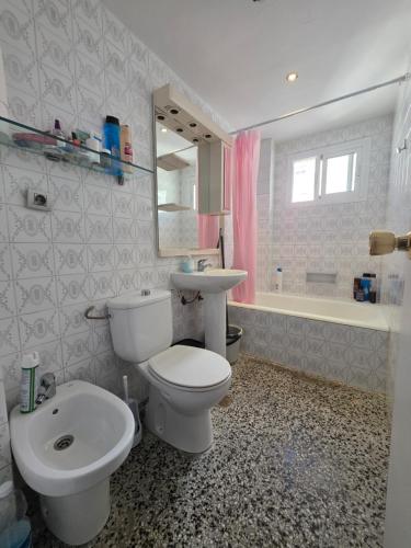 HABITACIÓN PRIVADA SUPER GRANDE CON BALCON GRANDE EN EL CENTRO DE MALAGA LA MEJOR ZONA JUSTO ENFRENTE DELA ESTACION DE TREN a