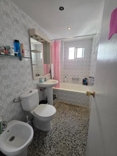 HABITACIÓN PRIVADA SUPER GRANDE CON BALCON GRANDE EN EL CENTRO DE MALAGA LA MEJOR ZONA JUSTO ENFRENTE DELA ESTACION DE TREN a