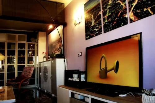 Ático duplex cerca de la playa, con piscina según temporada, jardines y parking