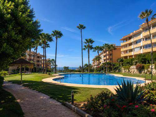 Ático duplex cerca de la playa, con piscina según temporada, jardines y parking