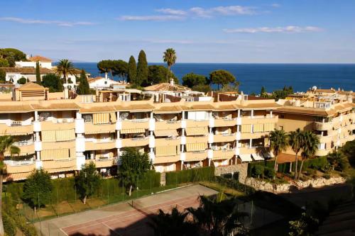 Ático duplex cerca de la playa, con piscina según temporada, jardines y parking