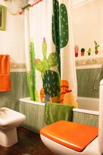 Ático duplex cerca de la playa, con piscina según temporada, jardines y parking