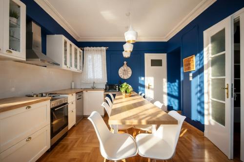 The Royal Victoria-5BR-30meter to metro-AC-Netflix