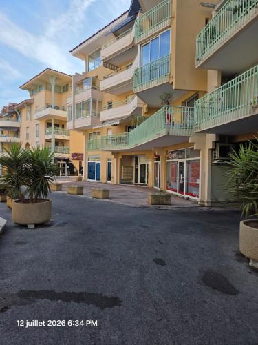 Port frejus - studio lumineux - parking - terrasse - climatisation
