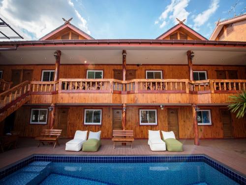 בריכת השחייה שנמצאת ב-Viking Resorts או באזור