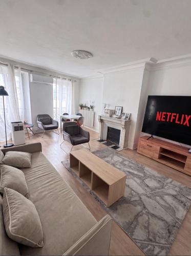 Eiffel Tower - Elegant 2 BR