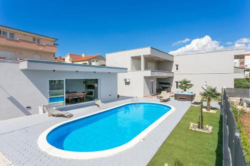 Family friendly house with a swimming pool Kastel Stafilic, Kastela - 21263