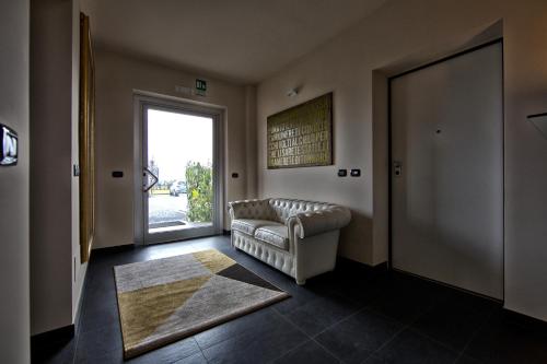 a living room with a couch and a door at Lepini Suites in Patrica