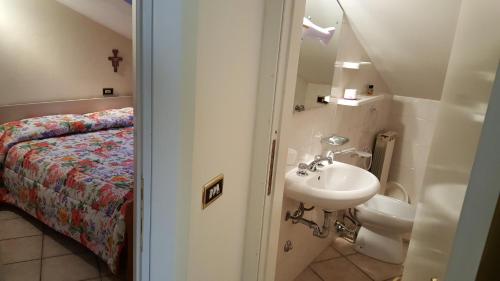 a bathroom with a sink and a bed at Residence Di Via Perugina 22 in Gubbio