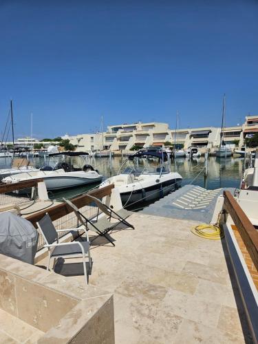 Marina pied dans l'eau