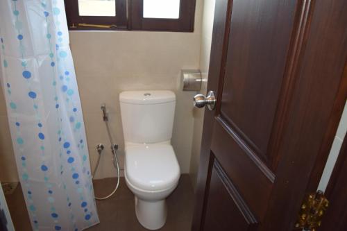 A bathroom at Beraliya Cottage