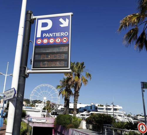 Jolie 3 pièces avec terrasse au vieux port, à 2 pas des plages et du palais.