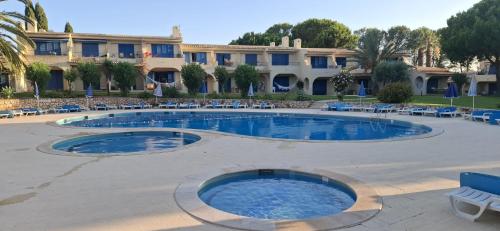 Modern 1BR Apartment with Pool & Balcony