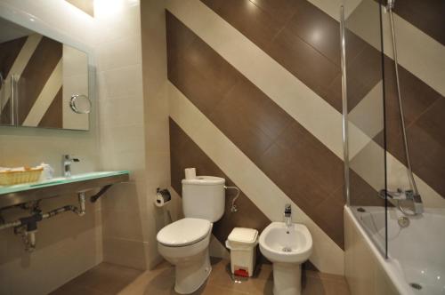Bilik mandi di Hostal la Fuente