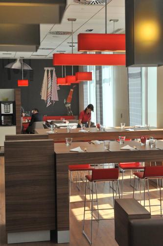 Restoran atau tempat lain untuk makan di Ibis Kraków Stare Miasto