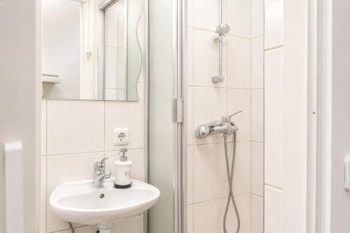 Lovely 1BR Apt Near Westbahnhof for Long Stays