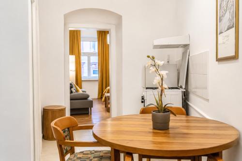 Lovely 1BR Apt Near Westbahnhof for Long Stays