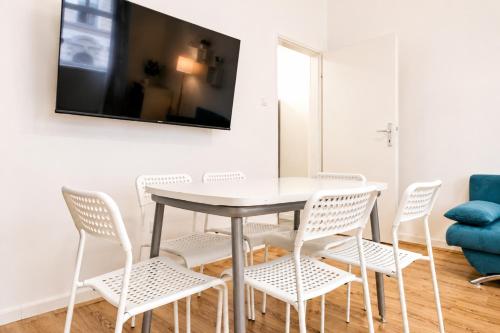 Spacious 2BR Apt with Ideal Location For Long Stay