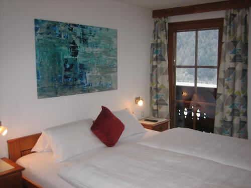 A bed or beds in a room at Gästeheim Pötscher