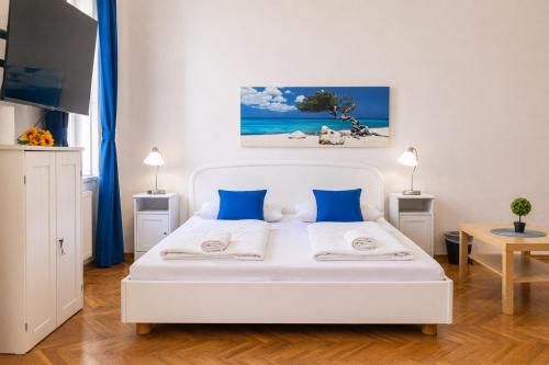Stylish 2BR, Perfect Location & Well Connected
