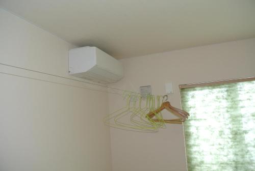 a room with a ceiling fan and a window at Pension Megumiyuki in Biei