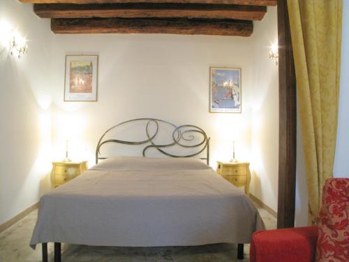 ヴェネツィアにあるCaterina's Homeのベッドルーム1室(ベッド1台、テーブル2台、ランプ2つ付)
